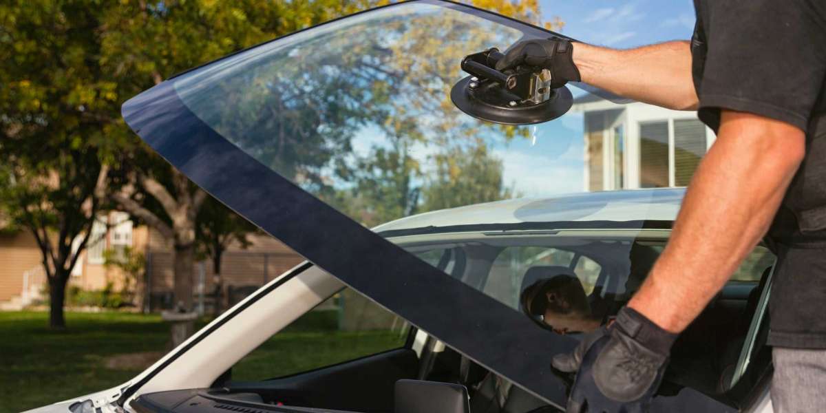 تعزيز السلامة على الطرق: أهمية تغيير الزجاج الأمامي للسيارة